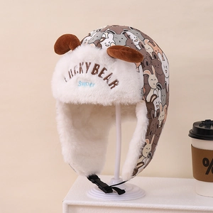 Détail du chapeau aviateur pour enfant avec motif lapin, protège-oreilles et polaire