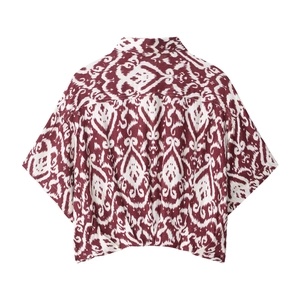 Damen Sommer-Zweiteiler mit rotem Ikat-Print Kurzarmhemd und Rock in der Rückansicht