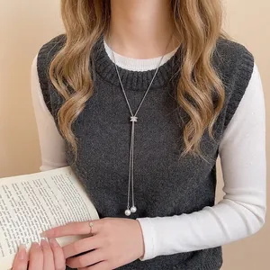 Collier minimaliste en perles argentées en Y avec pendentif zircon sur un mannequin