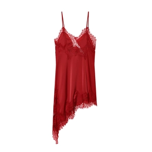Robe rouge satinée avec bordure en dentelle, bretelles et ourlet irrégulier