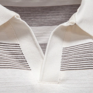 Gros plan d'un polo rayé blanc pour homme avec col à revers et texture en maille douce