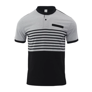 Détails du polo pour hommes avec panneaux gris et noirs, rayures et une poche noire unique