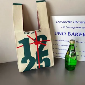 Détail du sac tricoté de Noël avec date 12 25 et motif de ruban festif chic