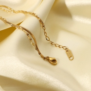 Bracciale a doppio strato in acciaio inossidabile dorato su seta color champagne
