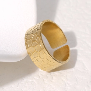 Ring aus 18K vergoldetem Edelstahl mit offener Form und geometrischer Wabenstruktur