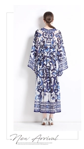Détail du dos d'une robe maxi à imprimé porcelaine bleu et blanc avec manches chauve-souris
