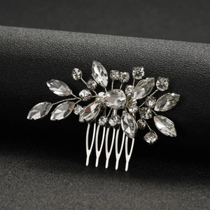 Dettaglio del pettine da sposa con cristalli scintillanti e tessitura in filo d'argento