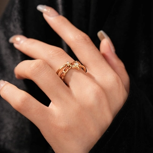 Détail d'une bague ouverte dorée vintage avec motifs d'étoile, lune et zircons étincelants