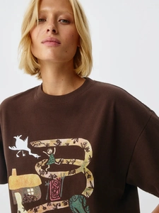 Μοντέρνο σκούρο καφέ βαμβακερό γυναικείο t-shirt με πολύχρωμο αγροτικό εικονογραφικό σχέδιο