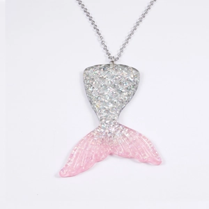 Detail van zeemeerminstaart hanger met roze glitterverloop aan een zilveren ketting