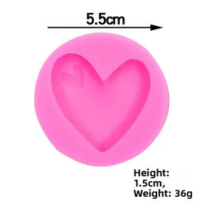Dettaglio stampo in silicone rosa a cuore con dimensioni diametro 5.5cm e altezza 1.5cm