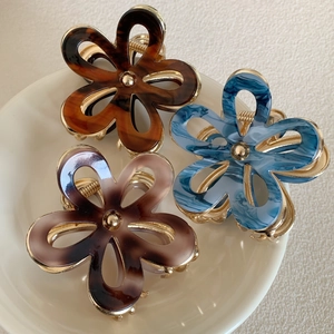 Elegant Acetate Alloy Flower Hair Claw Clip Large Hollow Marble Tortoiseshell Pattern Hair Clip For Women Daily Styling