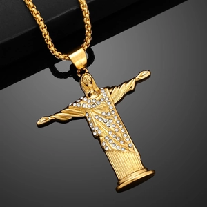 Makroaufnahme der vergoldeten Jesus-Halskette mit funkelnden Strassstein-Details