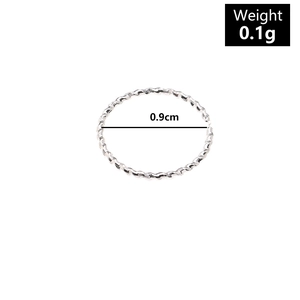 Dettaglio anello per naso argento con trama intrecciata, non forato, misura 0,9 cm