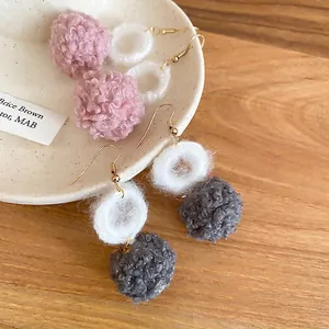 Orecchini invernali minimalisti con pompon rosa e grigi e ganci per pesci dorati