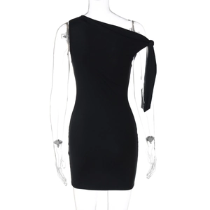 Détail de robe courte noire à une épaule avec laçage latéral en tissu extensible lisse