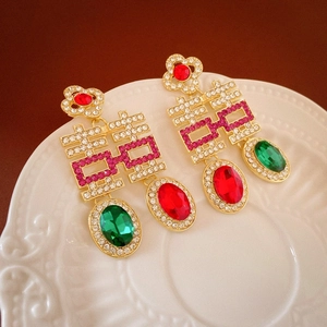 Macro de boucles d'oreilles traditionnelles chinoises Xi avec cristaux et pierres
