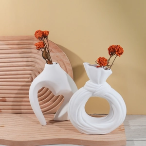 Detalle de moldes de silicona minimalistas para crear jarrones de arte y yeso
