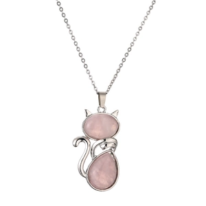 Silberne Katzen-Halskette mit polierten rosa Quarz-Edelsteinen auf weißem Hintergrund