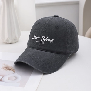Détail de la broderie New York blanche sur une casquette en coton gris délavé