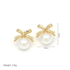 Macro shot of bowknot pearl earrings with dimensions 16mm and weight of 3.5g