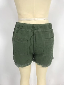 Détail du short en coton vert armée avec taille élastique et ourlet à franges usé