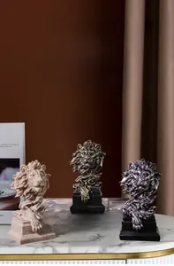 Detailansicht der Mini-Löwenkopf-Statuen aus Harz in Sandstein, Gold und Silberoptik