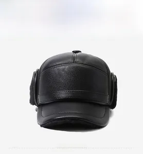 Détail d'un chapeau d'hiver en cuir avec doublure en peluche et protège-oreilles homme