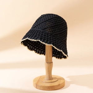 Chapeau bob en crochet de coton et lin noir avec bordure festonnée beige pour la plage