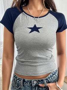 Dettaglio maglietta grigia slim fit con maniche raglan blu navy e stampa a stella