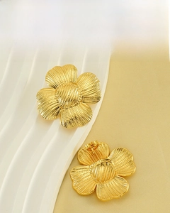 Détail des boucles d'oreilles tournesol plaquées or 18 carats aux pétales texturés