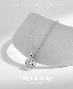 Dettaglio macro del ciondolo in moissanite scintillante su elegante catena in argento S925