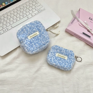 Set di due bustine in peluche con stampa leopardata blu per trucchi e monete