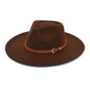 Dettaglio di un cappello fedora in lana con cinturino in pelle arancione e fibbia d'oro