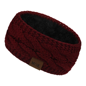 Détail d'un bandeau en maille bordeaux doublé de polaire avec un écusson décoratif MOK