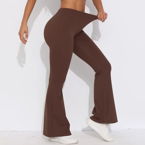 Detailansicht der braunen Schlag-Yogahose mit hoher Taille und hoher Elastizität des Stoffes