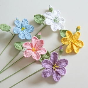 Bouquet di fiori artificiali fatti a mano con boccioli per decorazioni di nozze
