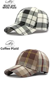 Detalle de las gorras de béisbol de cuadros blancos negros y café con textura de tela