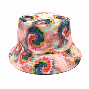 Détails du bob tie-dye multicolore montrant les coutures du bord et la texture coton