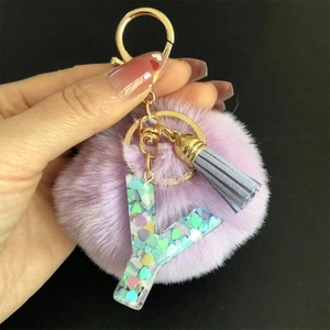 Porte-clés à pompon violet avec lettre Y en résine remplie de paillettes en forme de cœur