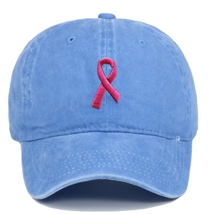 Broderie détaillée d'un ruban rose sur une casquette en coton bleu délavé