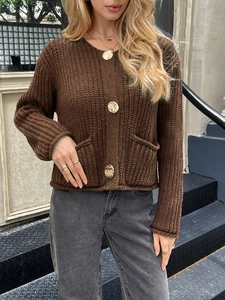 Cardigan en maille marron avec boutons dorés et manches longues pour un style d'automne