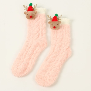 Detailaufnahme rosa Plüsch-Weihnachtssocken mit 3D-Rentier und goldenem Glitzer-Geweih