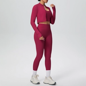 Set yoga tre pezzi rosso bacca con giacca zip, reggiseno sportivo e leggings alti
