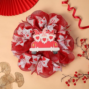 Couronne de Noël festive avec maille rouge et blanche, voiture cœur et nains