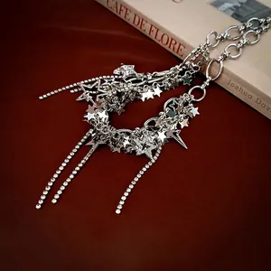 Collier à plusieurs rangs avec étoiles argentées, glands et détails scintillants sur livre
