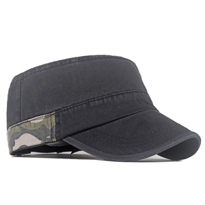 Dettaglio di un berretto militare in cotone nero con design patchwork mimetico