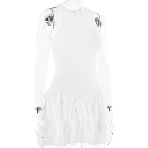 Détail d'une mini-robe blanche sans manches avec ourlet à volants multicouches et texture côtelée