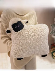 Détail d'un coussin d'agneau en peluche douce en peau de mouton synthétique