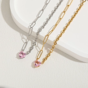 Collier avec zircon cœur rose en finitions or et argent et chaîne trombone stylée